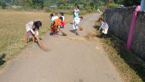 Children of Lairsluid LP School – Ribhoi cleaning the school premises on Terra Madre Day. Photo: NESFAS/Betkhiador Lapang