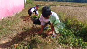 Children of Lairsluid LP School – Ribhoi planting indigenous trees on Terra Madre Day. Photo: NESFAS/Betkhiador Lapang